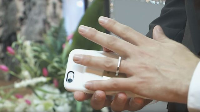 Casamento entre homem e smartphone é oficializado em Las Vegas