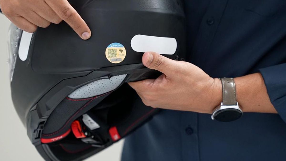 Vou precisar trocar meu capacete pelo com QR Code? Entenda a nova lei
