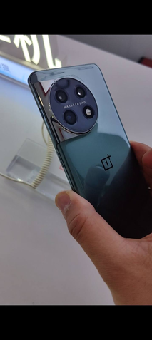 OnePlus 11 na cor verde em fotos vazadas