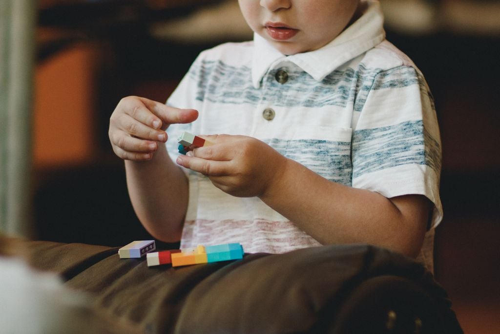 Por algum tempo, cientistas pensaram que o autismo era um transtorno quase que exclusivamente masculino, mas pesquisas mais profundas mostraram que ele apenas afeta mulheres de formas diferentes — ainda há, no entanto, diferenças que podem aumentar a propensão a doenças em cérebros de sexos diferentes (Imagem: Caleb Woods/Unsplash)