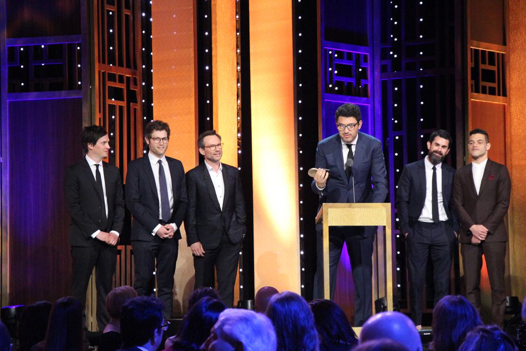 Sam Esmail junto a representantes da equipe e atores de Mr. Robot no Peabody Awards (Imagem: Reprodução/Peabody Awards)