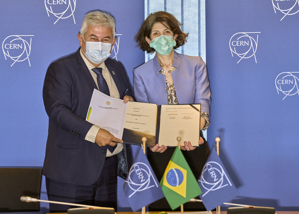 Marcos Pontes, o ex-ministro da Ciência, Tecnologia e Inovação, durante assinatura de acordo entre o Brasil e CERN em 2022 (Imagem: Reprodução/CERN)