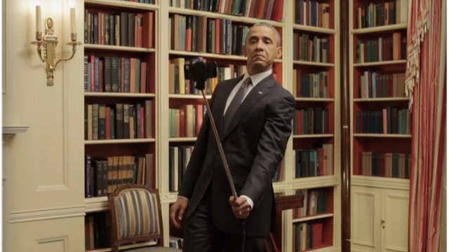 Vídeo mostra Obama usando pau de selfie e fazendo caretas 