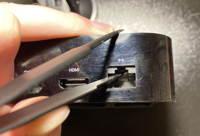 Especialista de hardware Kevin Bradley encontrou um conector secreto Lightning dentro do Apple TV 4K, lançado há dois anos: com propósito desconhecido, descoberta gerou teorias de qual seria a sua função (Foto: Kevin Bradley/nito.tv)