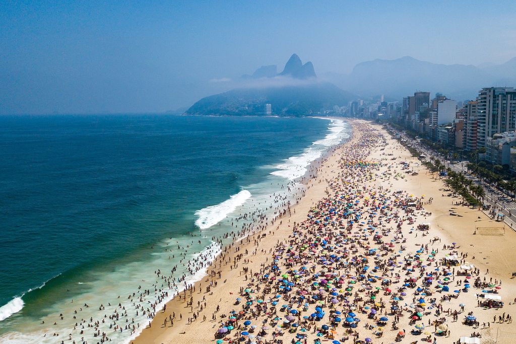Mesmo em quarenta, praias lotaram de banhistas durante os finais de semana e feriados (Imagem: Reprodução/ Buda Mendes/ Getty Images)