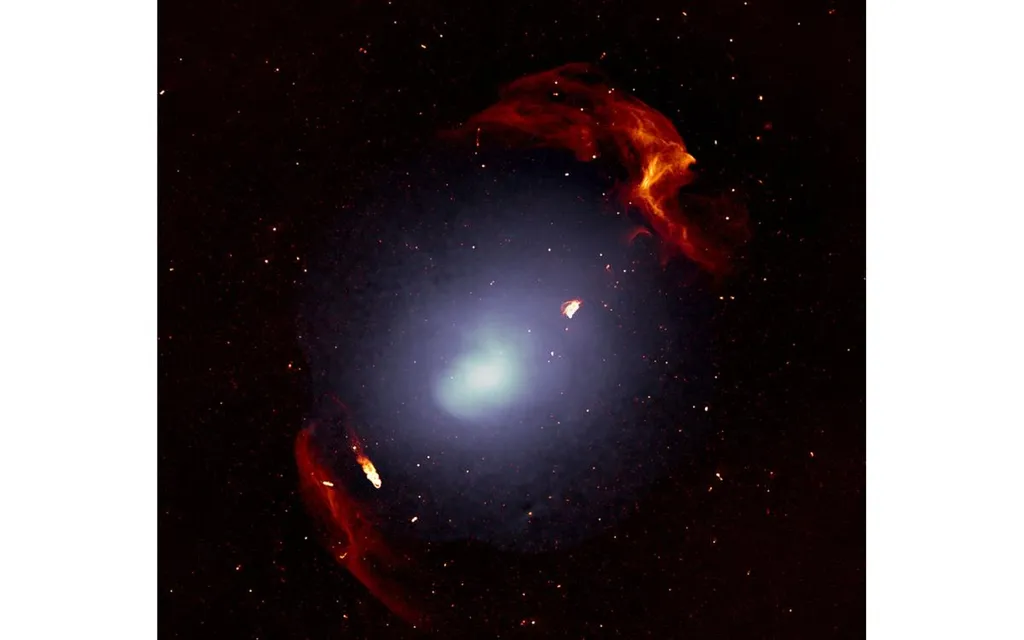 O aglomerado galáctico Abell 3667; a área esbranquiçada indica a distribuição de gás no espaço entre as galáxias, e as estruturas em vermelho indicam as ondas de choque durante a formação do aglomerado (Imagem: Reprodução/Francesco de Gasperin, SARAO)