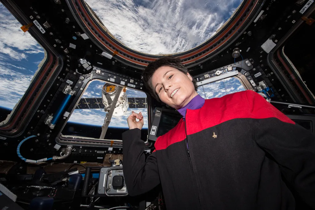 Samantha Cristoforetti fazendo cosplay da capitã Kathryn Janeway, de Voyager, durante sua primeira estadia na ISS. "Tem café naquela Dragon!", disse. (Imagem: Nasa / Johnson Space Center)