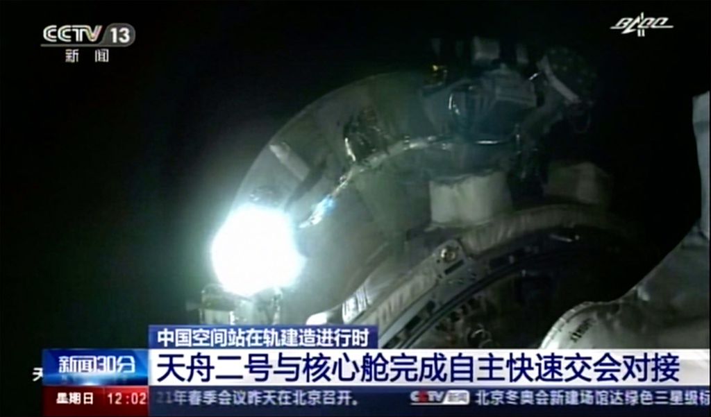 Nave de carga Tianzhou-2 se aproximando do módulo central Tianhe (Imagem: Reprodução/CCTV)