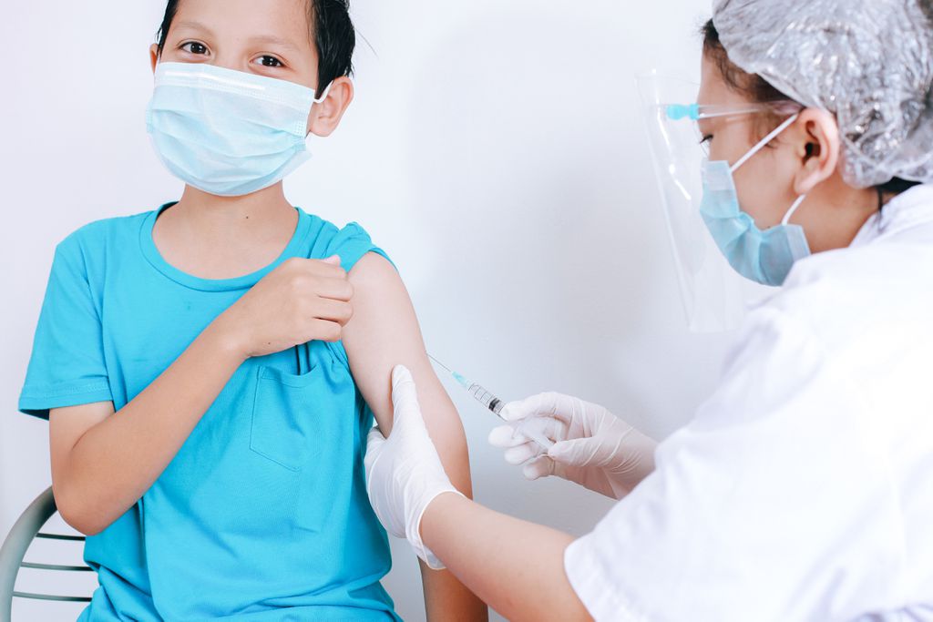 Vacinação da Pfizer em crianças deve contar co duas doses (Imagem: Reprodução/Garakta-Studio/Envato Elements)
