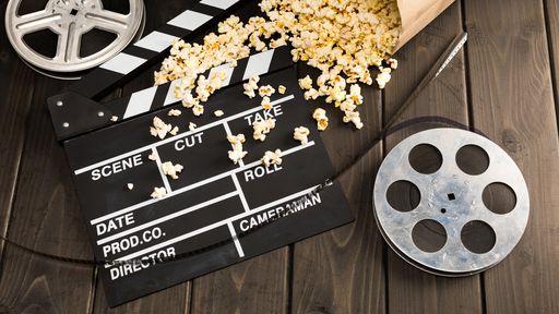 Cinema em Minas Gerais dispensa energia elétrica e funciona com luz do sol