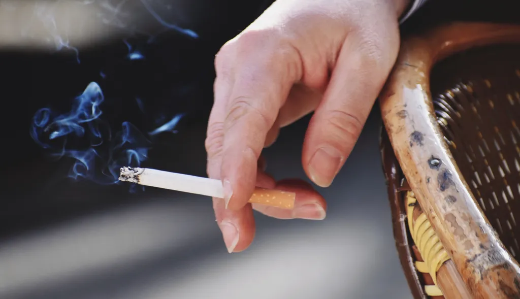 Inglaterra pretende acabar com o hábito de fumar cigarros e, nesta missão, estimula o uso de vapes (Imagem: Twenty20photos/Envato)