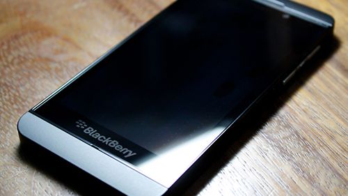 Fotos do primeiro smartphone BlackBerry 10 caem na web