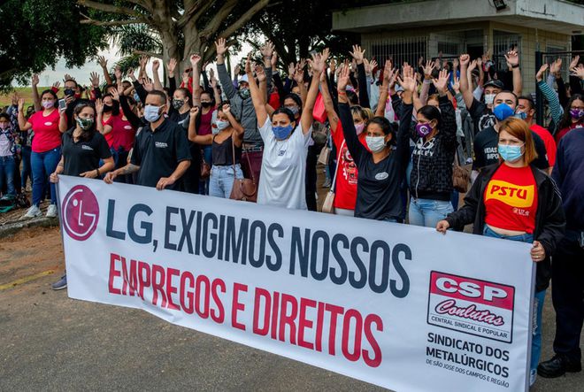 Funcionários das fábricas que produzem smartphones para LG fazem greve pela saída empresa da divisão mobile (Foto: Roosevelt Cássio / Sind. dos Metalúrgicos)