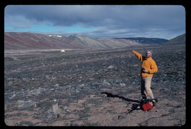 Neil Shubin, cientista que descobriu o fóssil, apontando para o vale onde o Qikqtania estava, na Ilha Ellesmere (Imagem: Neil Shubin/CC BY-ND)