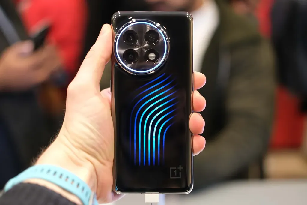 O OnePlus 11 Concept é o primeiro celular a contar com um sistema ativo de refrigeração líquida, chamado pela empresa de Active CryoFlux (Imagem: Jon Porter/The Verge)