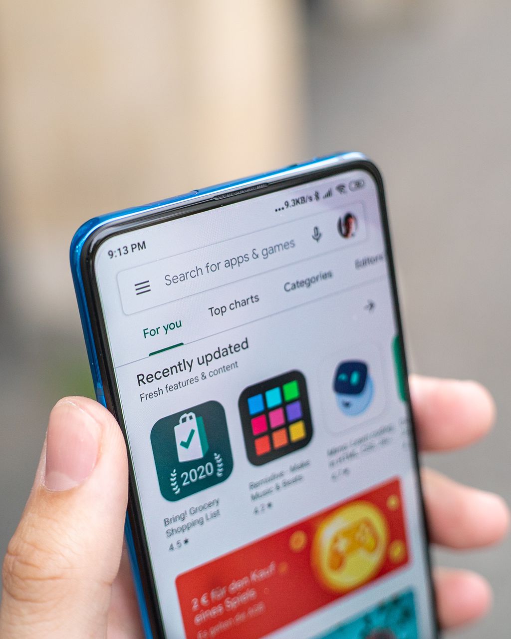 A Play Store já precisa de verificação para que desenvolvedores possam subir seus aplicativos na loja, mas apps de terceiros podem ser instalados sem verificação — em 2026, isso irá mudar (Imagem: Mika Baumeister/Unsplash)