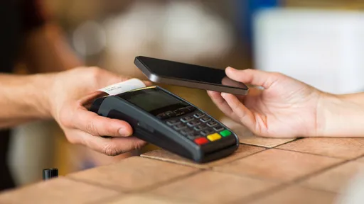 Evite a COVID-19 usando o pagamento por aproximação com cartão ou celular