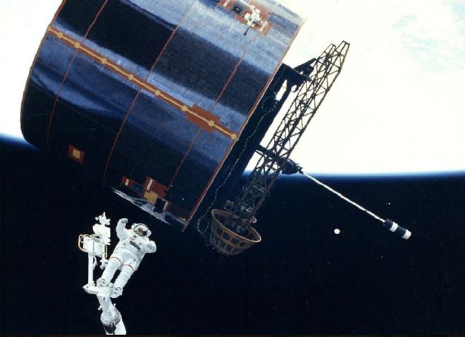 James van Hoften tenta arrumar o satélite LEASAT-3, em missão que não deu certo (Foto: NASA)