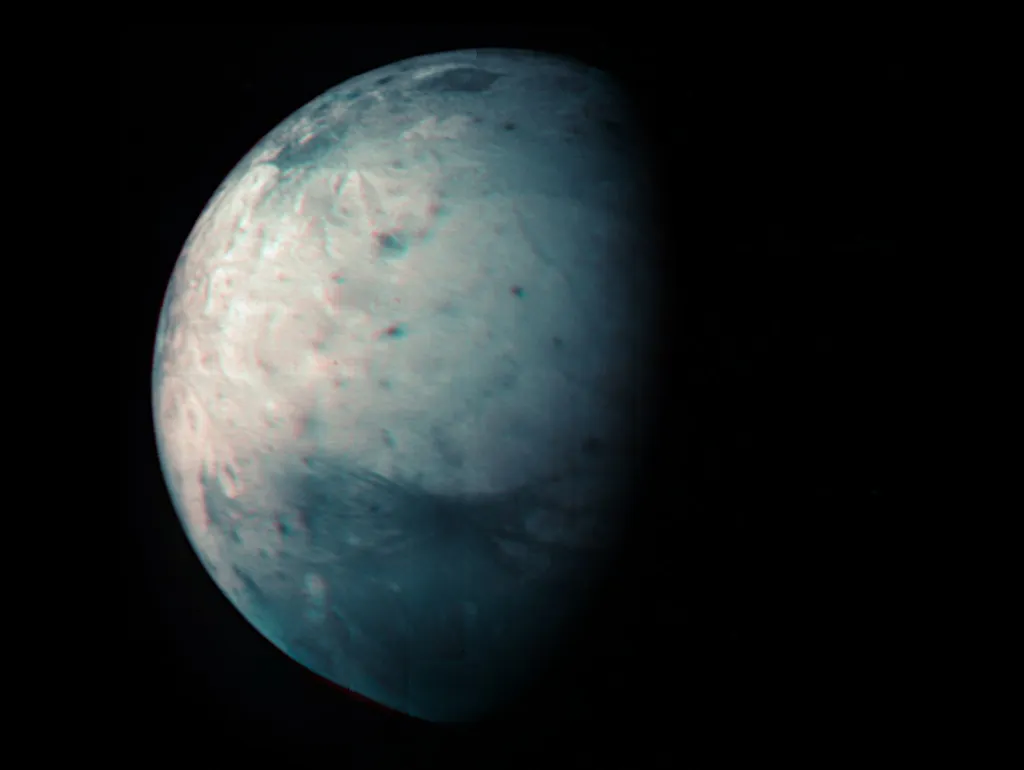 Ganimedes, lua de Júpiter, em imagem feita pela sonda Juno da NASA. (Imagem: NASA)