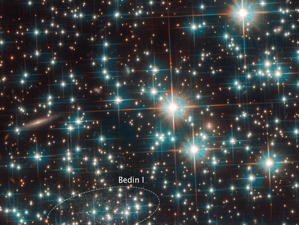 A imagem mostra a concentração de estrelas capturada pelo Hubble e, no destaque circulado na parte inferior da foto, estão as estrelas que, na verdade, fazem parte da galáxia Bedin 1. (Foto: NASA, ESA and L. Bedin)