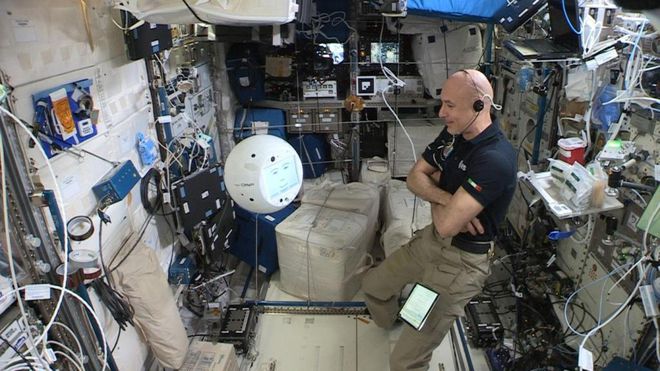 O assistente Cimon a bordo da ISS (Imagem: Reprodução/ESA/DLR/NASA)