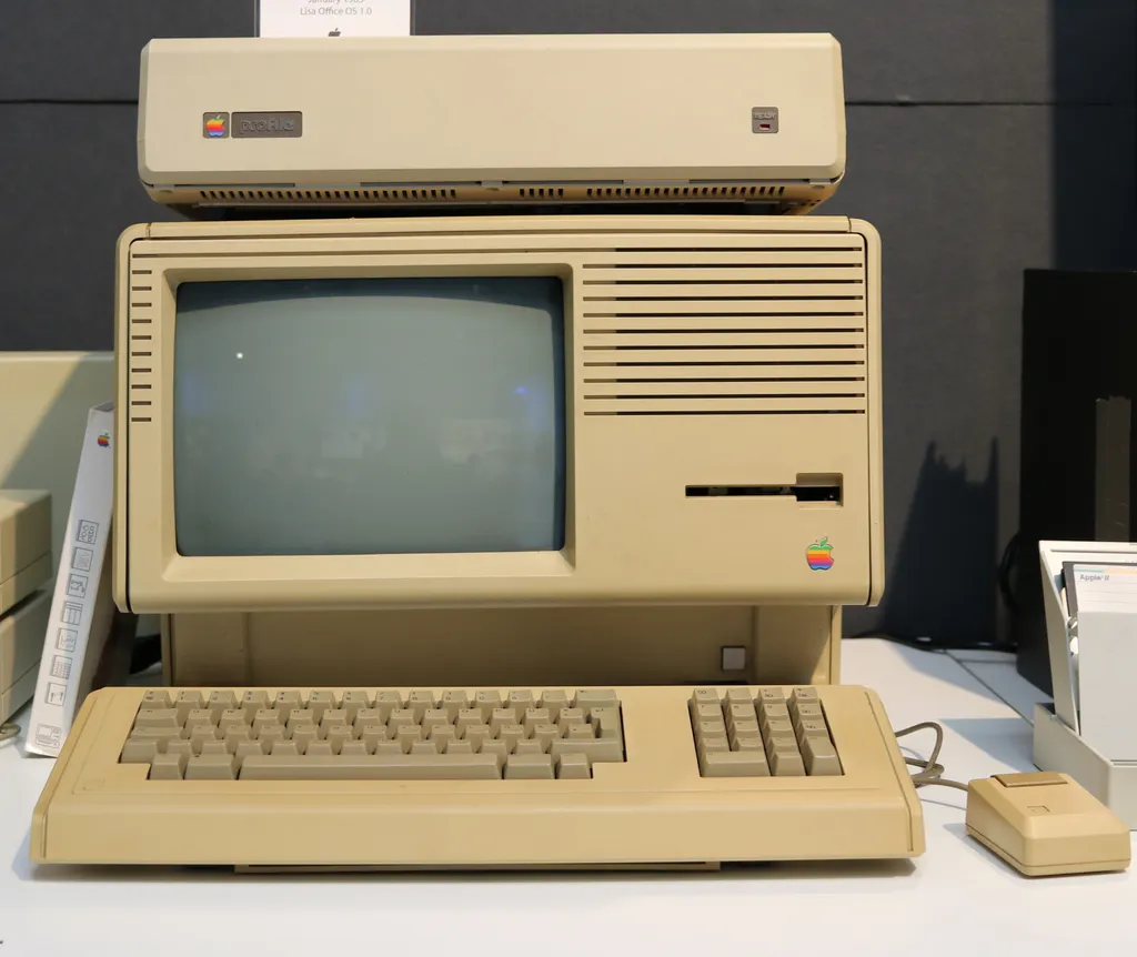Antes do Macintosh, o Apple Lisa já trazia conceitos de interface avançada à frente do seu tempo, mas o preço exorbitante o fez ser um fracasso comercial (Imagem: Stiefkind/Wikimedia Commons)