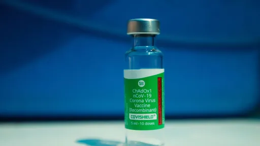 Vacina da AstraZeneca contra a COVID-19 mostra 79% de eficácia em testes nos EUA