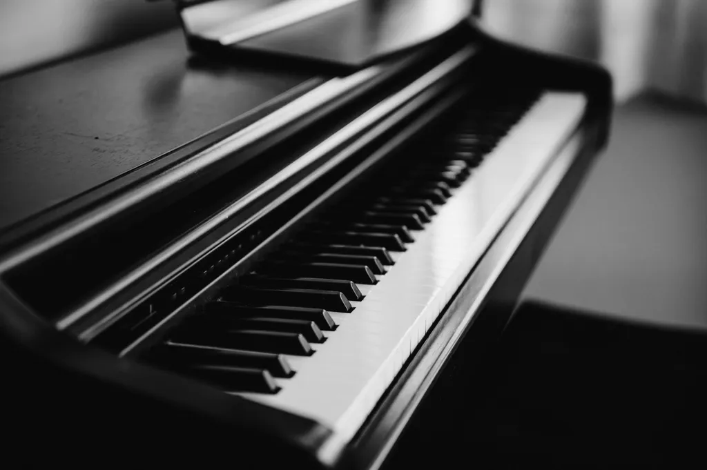 Para se lembrar de como tocar músicas já conhecidas no piano, voluntários ativavam áreas do cérebro que se agrupavam e desagrupavam, como o compactar e descompactar de arquivos no computador (Imagem: ckstockphoto/envato)