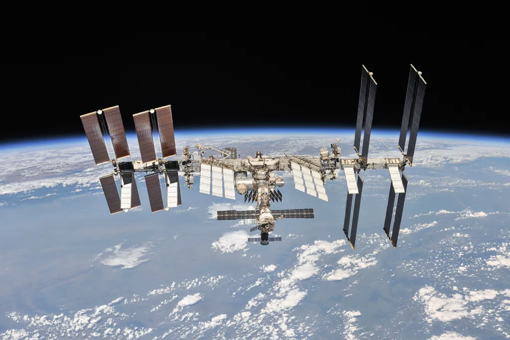 A estação precisou de um ajuste de órbita para se distanciar do satélite (Imagem: Reprodução/NASA/Roscosmos)