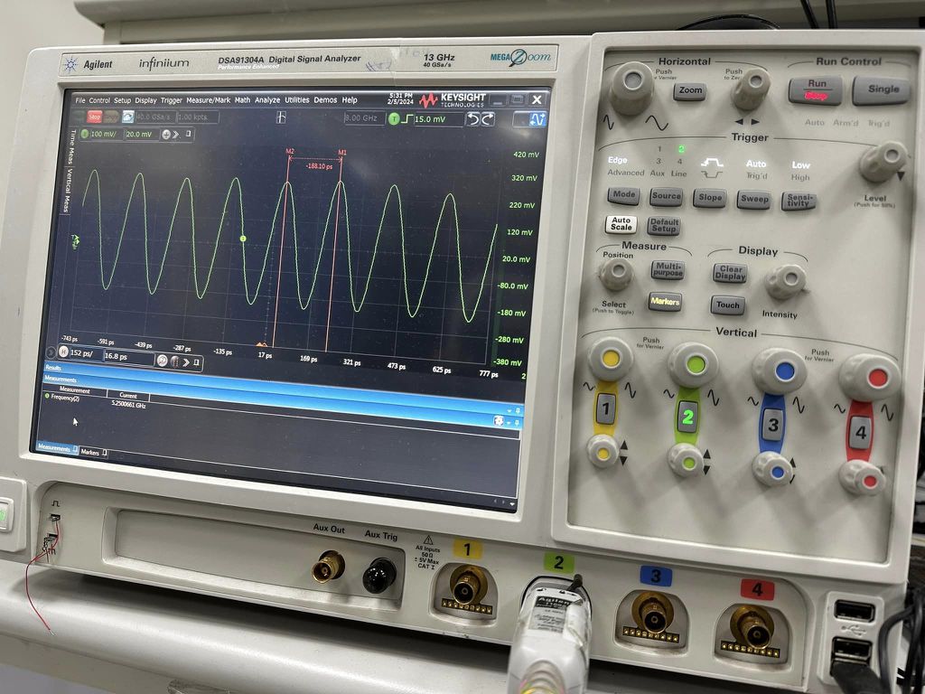 Jeong acoplou um osciloscópio ao conjunto de overclock para monitorar frequências de operação e garantir credibilidade ao resultado. (Imagem: SoonHo Jeong / Reprodução)
