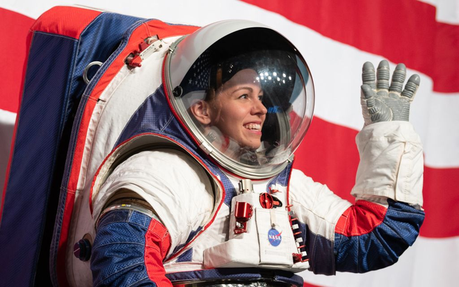 Kristine Davis, engenheira de trajes espaciais, vestindo um protótipo de xEMU durante uma demonstração (Imagem: Reprodução/NASA/Joel Kowsky)