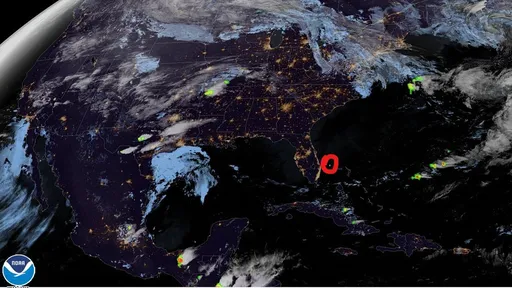Veja vídeos de um meteoro "explodindo" no céu da Flórida