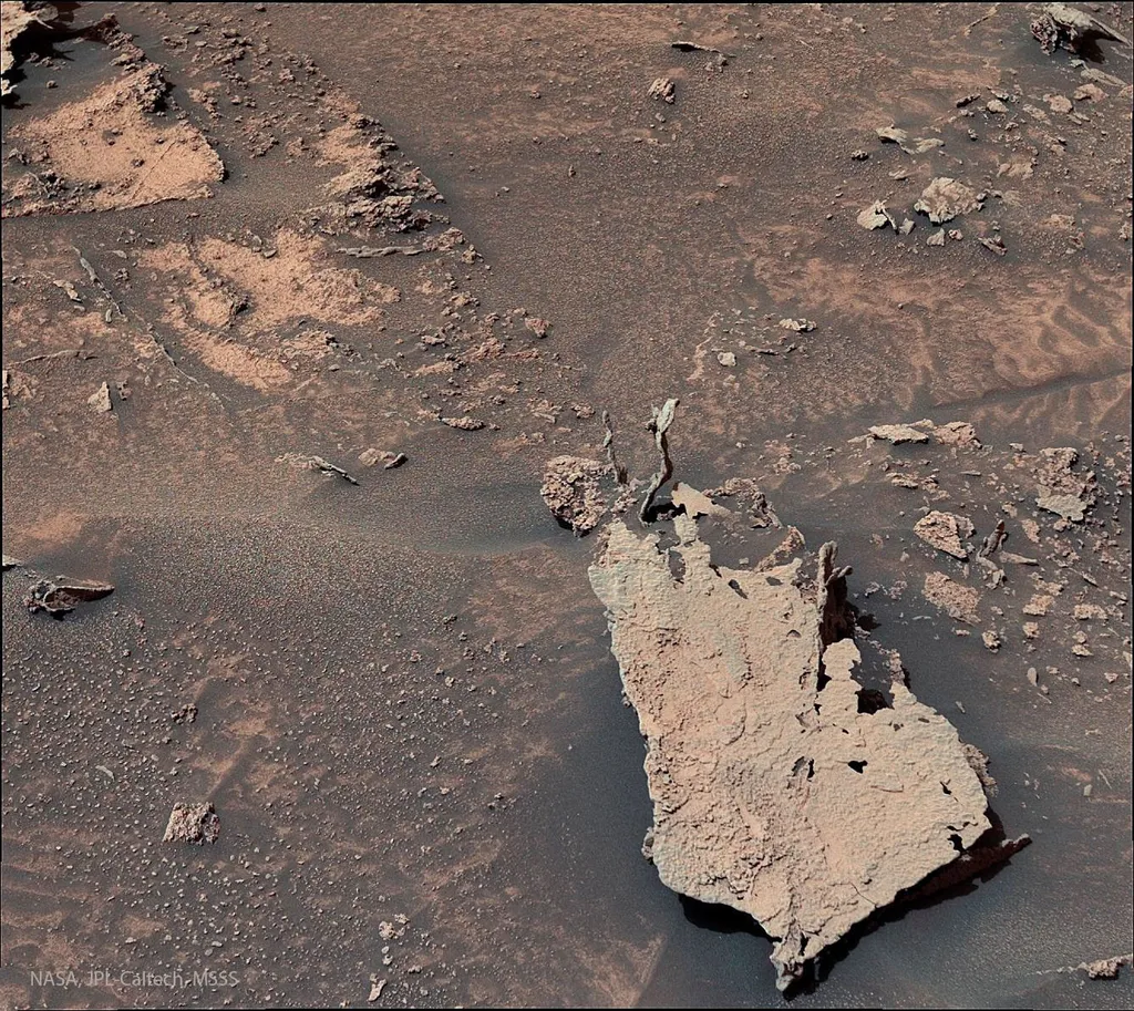 O estudo das rochas na superfície de Marte pode nos dar informações sobre a origem e evolução do planeta. (Imagem: Reprodução / NASA, JPL-Caltech, MSS)