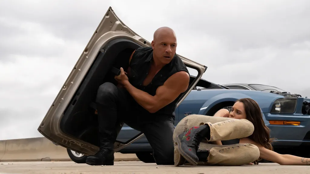 A ideia de forçar Toretto a escolher quem salvar é boa, mas pouco aproveitada por aqui (Imagem: Divulgação/Universal Pictures)