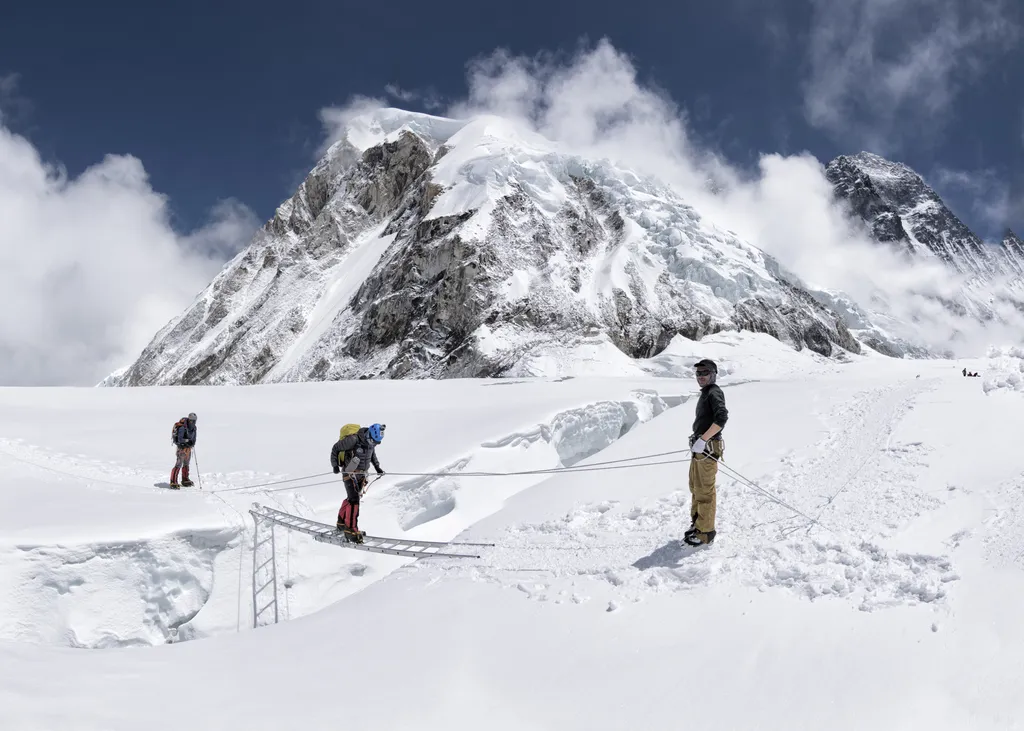 Alpinistas estariam deixando fungos e bactérias preservados no gelo do Monte Everest (Imagem: westend61)