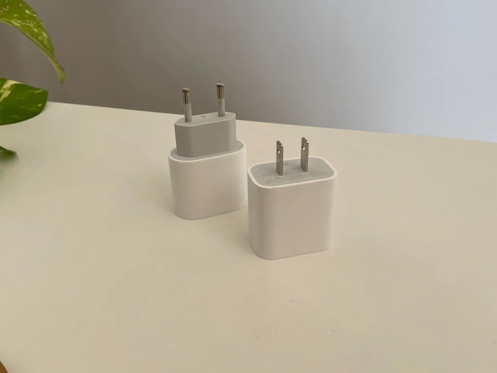 Para a segurança do dispositivo, sempre compre os carregadores originais ou de fabricantes parceiras da Apple (Imagem: Victor Carvalho/Canaltech)