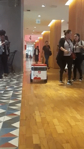 A pequena robô ADA, em fase de testes pelo iFood, é a intermediária entre restaurantes e entregadores em praça de alimentação de um shopping em São Paulo (Imagem: Reprodução/Giphy)