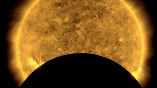 Enquanto estudava o Sol, observatório da NASA fotografa trânsito da Lua