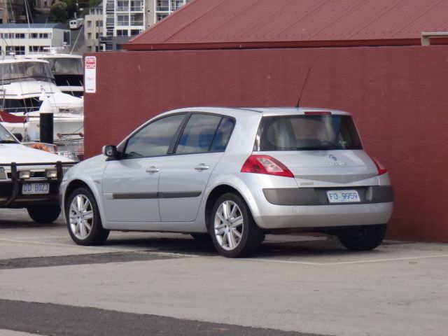 Megane hatch visto por trás