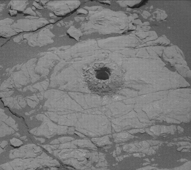 O buraco feito pelo Curiosity mesmo sem os braços estabilizadores (Foto: NASA)