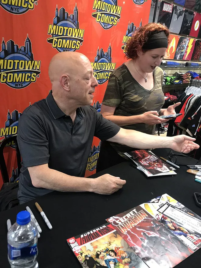 Bendis assinou várias sagas de sucesso e revitalizou os Vingadores, antes de deixar a Marvel em 2017