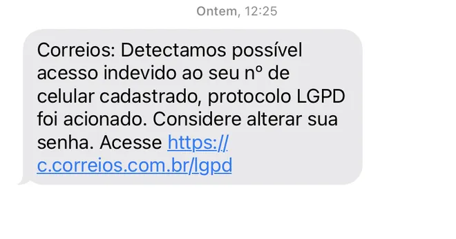 Uma captura de tela mostrando a mensagem enviada pelos Correios para informar os usuários sobre o incidente. Na mensagem, se lê: Correios: Detectamos possível acesso indevido ao seu número de celular cadastrado, protocolo LGPD foi acionado. Considere alterar sua senha.