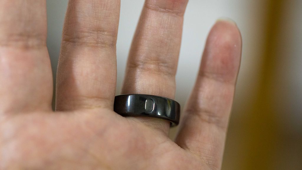 O Oura Ring 3 é um anel, então cuidado para não perdê-lo (Imagem: Ivo Meneghel Jr./Canaltech)