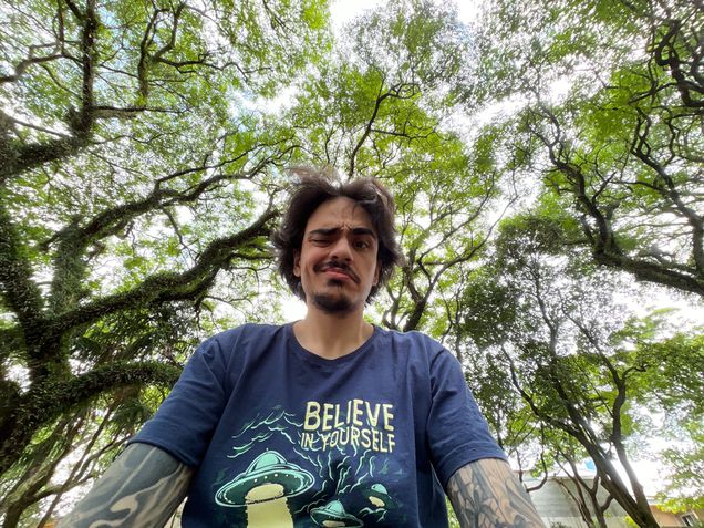 Selfie tirada contra a luz no iPad Mini (2021)