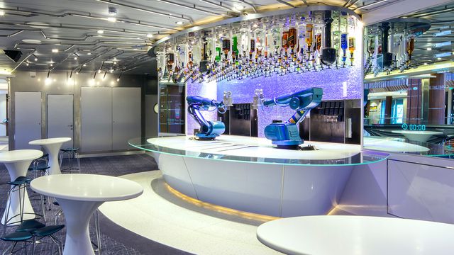 Cruzeiro de luxo tem bar em que as bebidas são preparadas e servidas por robôs