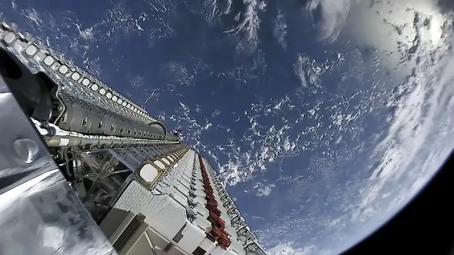 A Starlink já tem mais de 2.320 satélites espalhados pela órbita da Terra (Imagem: Reprodução/SpaceX)