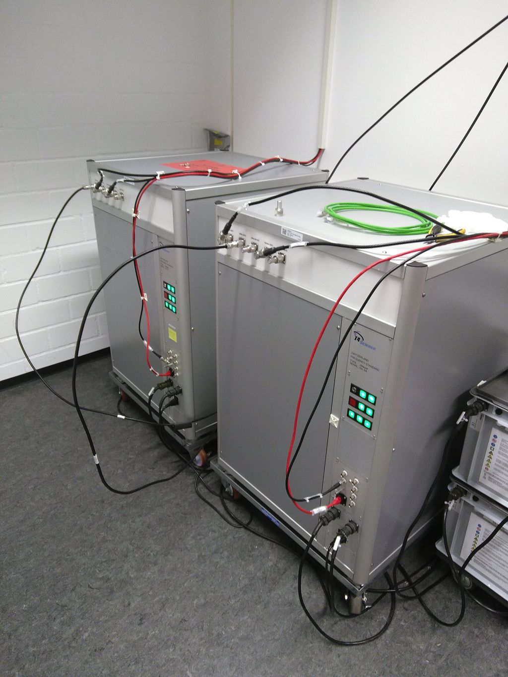 Dois equipamentos que produzem ondas eletromagnéticas "coerentes", usados ​​para a cronometragem em relógios atômicos (Imagem: Reprodoção/ESA)