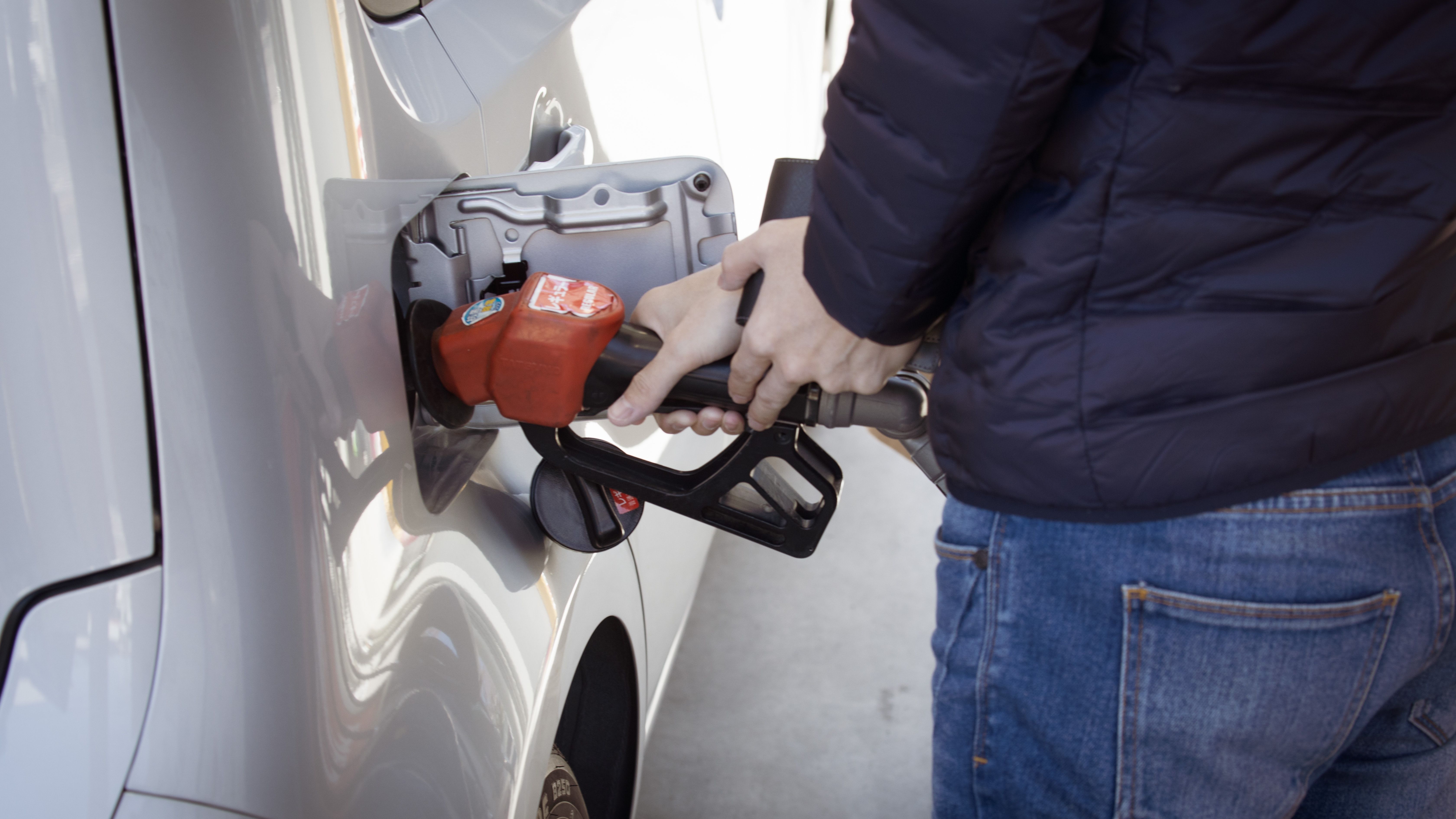 Guia] Postos de Combustível ( Como abastecer meu carro? )