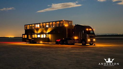 Motorhome de Will Smith tem cinema, dois andares e é espetacular; veja detalhes