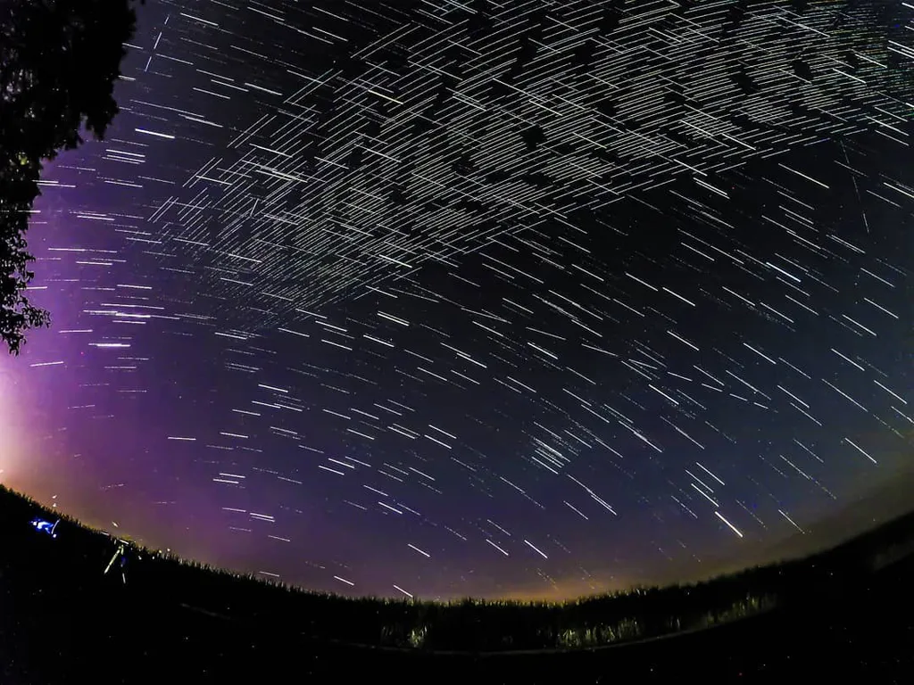 Frota de satélites Starlink cruzando o céu noturno do Brasil (Imagem: Reprodução/Tiago Domezi)